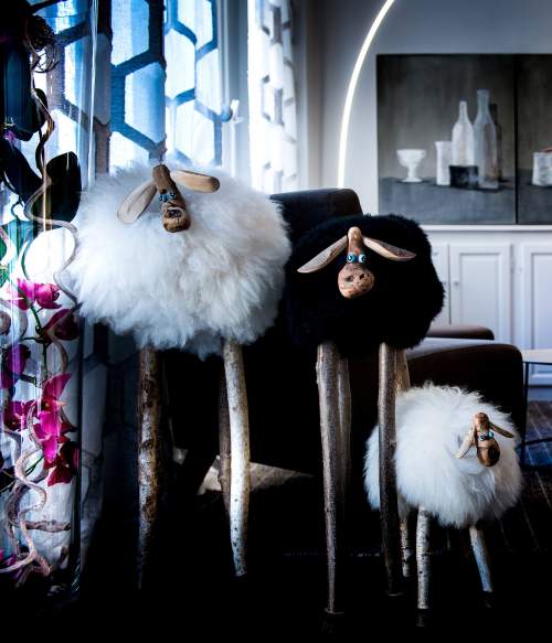 Moutons décoratifs en bois et fourrure de l'<span><span><span><span><span>Hôtel de La Poste 4 étoiles à Charolles en Bourgogne </span></span></span></span></span>