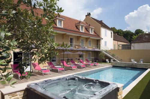 Piscine de l'hôtel 4 étoiles à la Maison Doucet à Charolles en Bourgogne